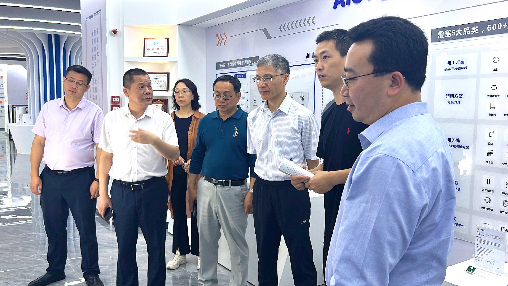  重庆工商大学校领导一行莅临众能参观访问